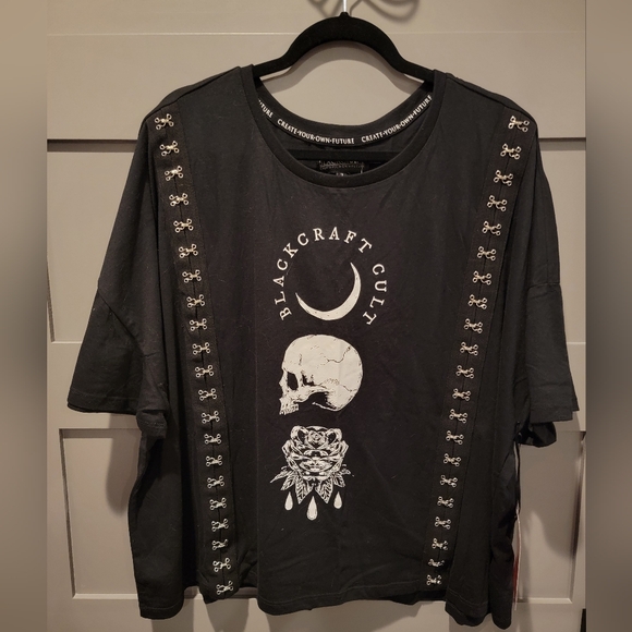 HOT TOPIC Blackcraft Crop Hook & Eye Graphic Tee Size 3 - Picture 5 of 16